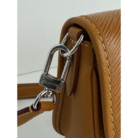 LOUIS VUITTON Epi Buci Crossbody Gold Honey - Picture 13 of 16